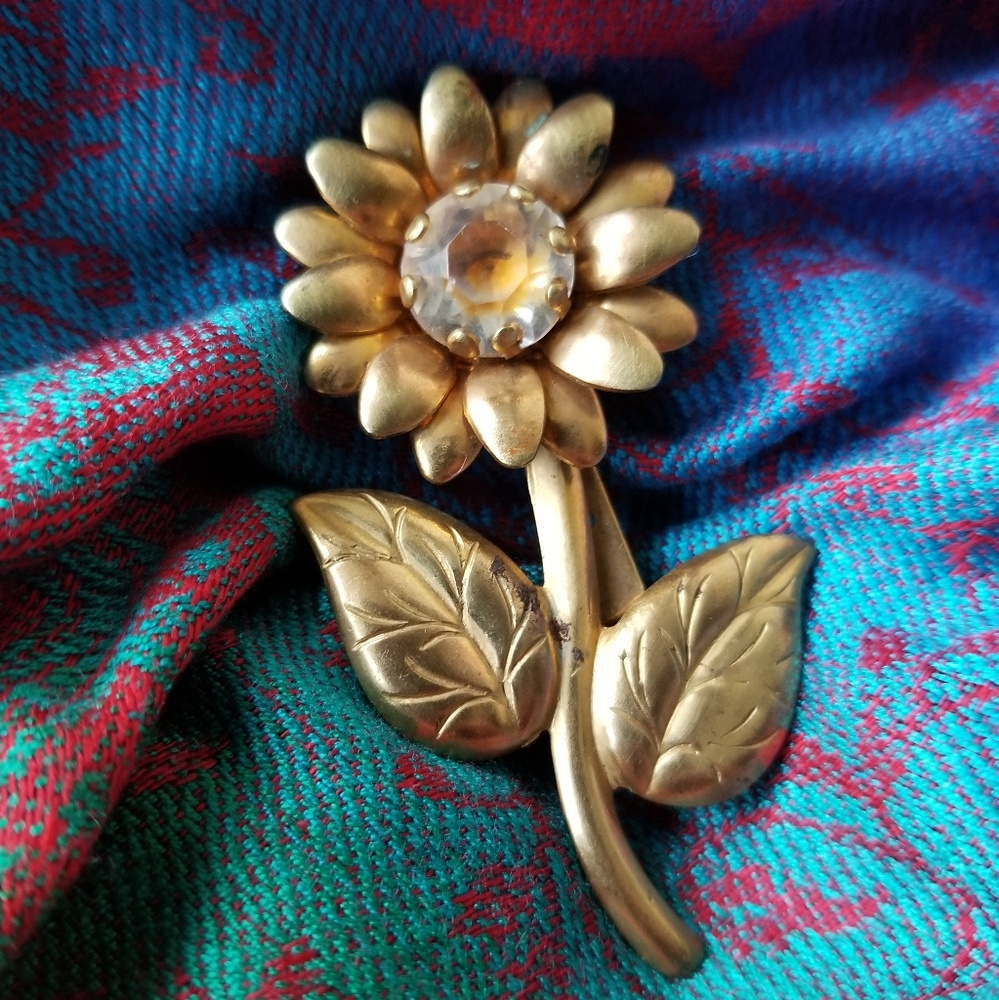 Vintage daisy flower brooch gold tone clear rhinestone flower pin